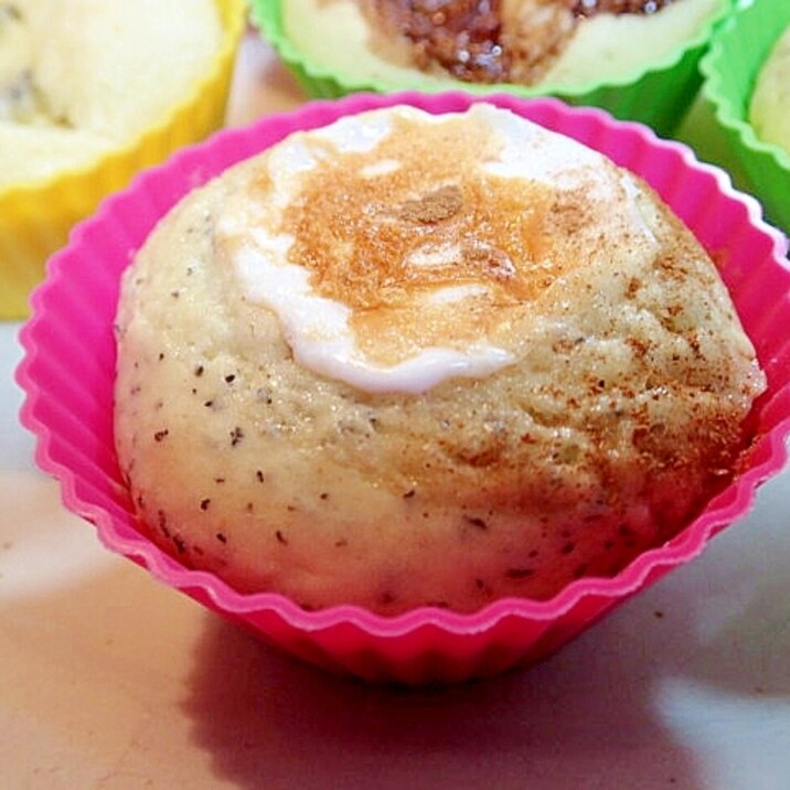 シナモン香る　苺マシュマロの紅茶カップケーキ